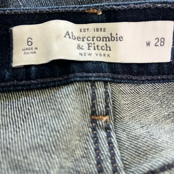 ABERCROMBIE & FITCH DARK BLUE WASH LOW RISE CUFFED DENIM SHORTS SIZE 28 - Picture 2 of 16